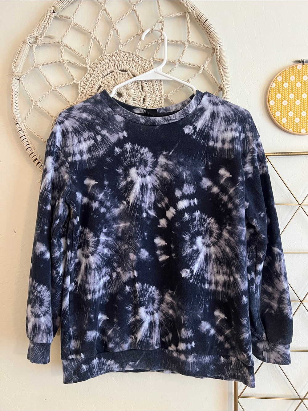 L (10/12) | Girls Art Class Tie-Dye Crewneck Sweatshirt - Navy and White